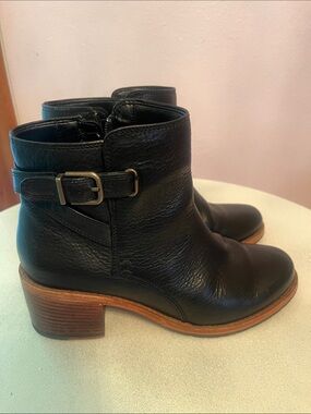 Clarks Black Leather Ankle Booties with Buckle Accent Sz 6 clarkdale Jax